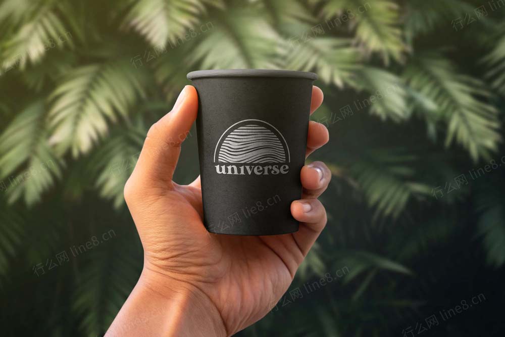 绿色场景手拿着纸咖啡杯样机